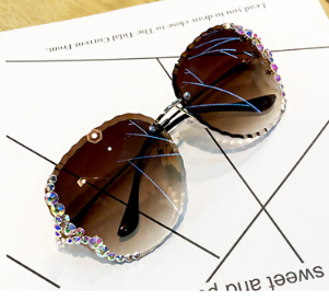 LUXURY FASHION GLASSES WOMEN OVERSIZE VINTAGE SUNGLASSES: STRIKING ELEGANCE AND STYLISH PROTECTION