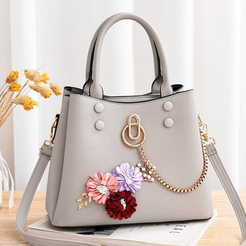 Large Women's Bucket Bag with Chain – Modern Elegance and Space for Everything You Need